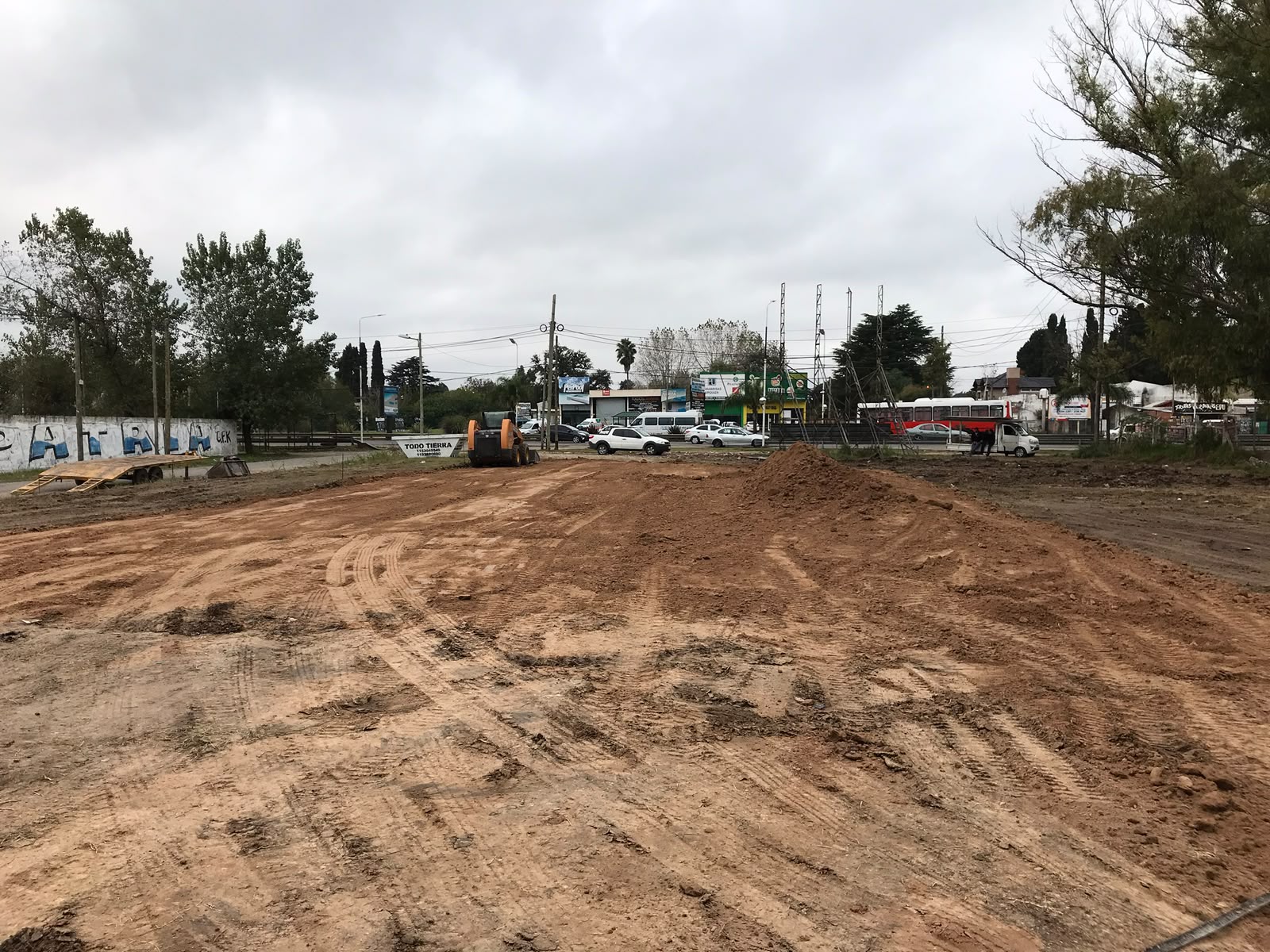 Nivelación de Terreno con Maquinaria Bobcat
