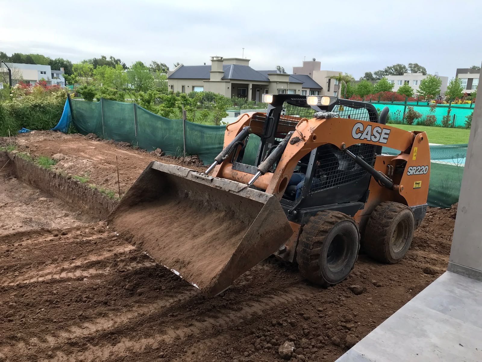 Nivelación de Terreno con Maquinaria Bobcat