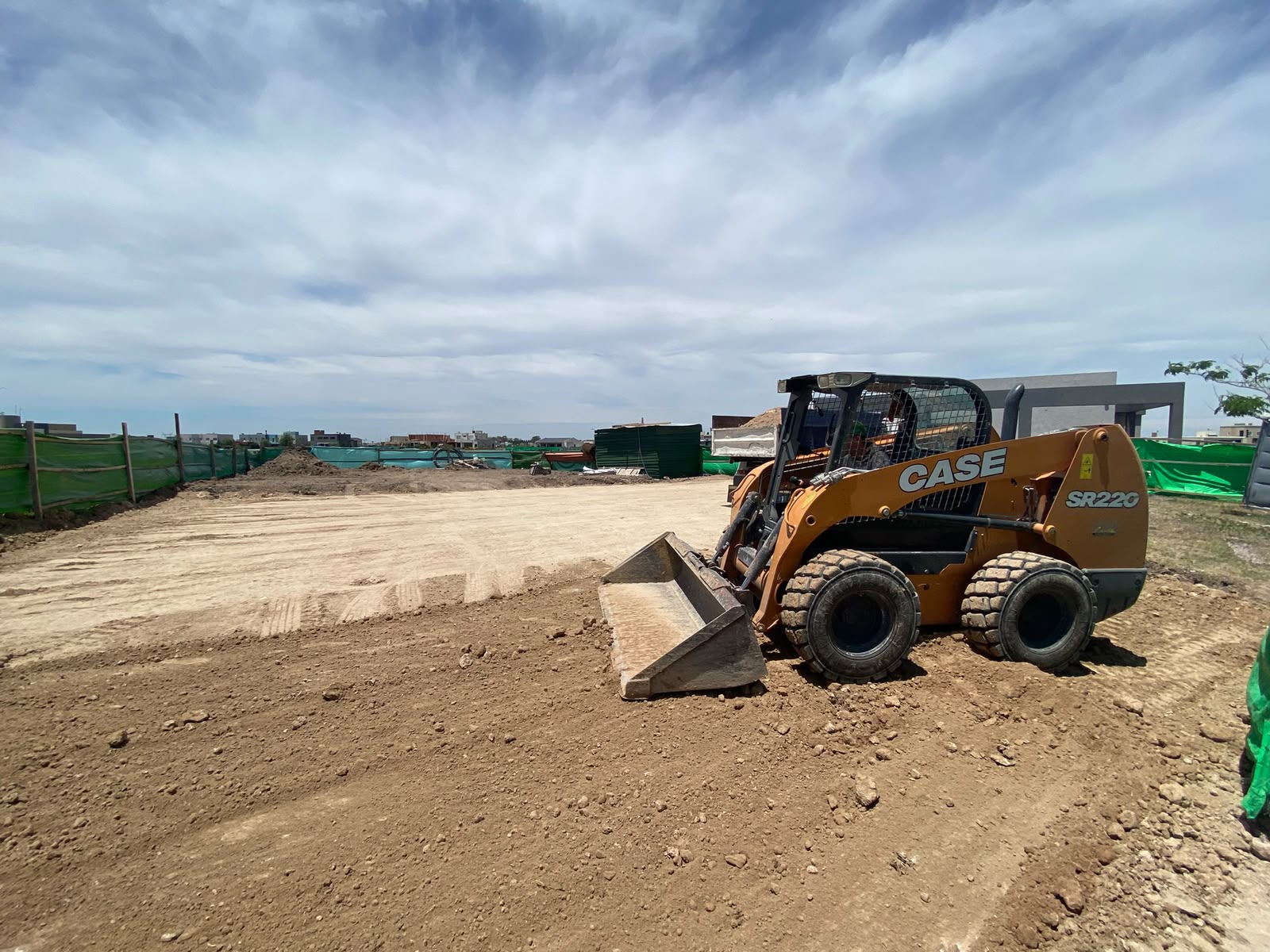 Nivelación de Terreno con Maquinaria Bobcat